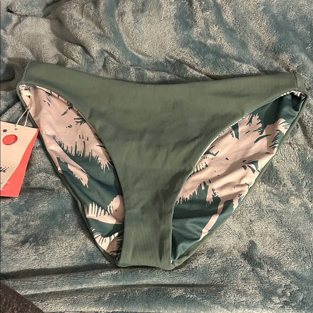 Maaji Green and White Bikini Bottom
NWT reversible large